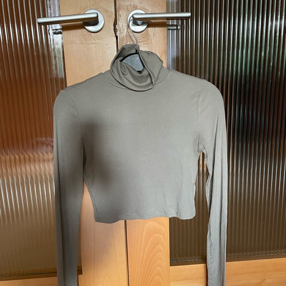 Sunday Best Freshman Cropped Turtleneck - Picture 2 of 3